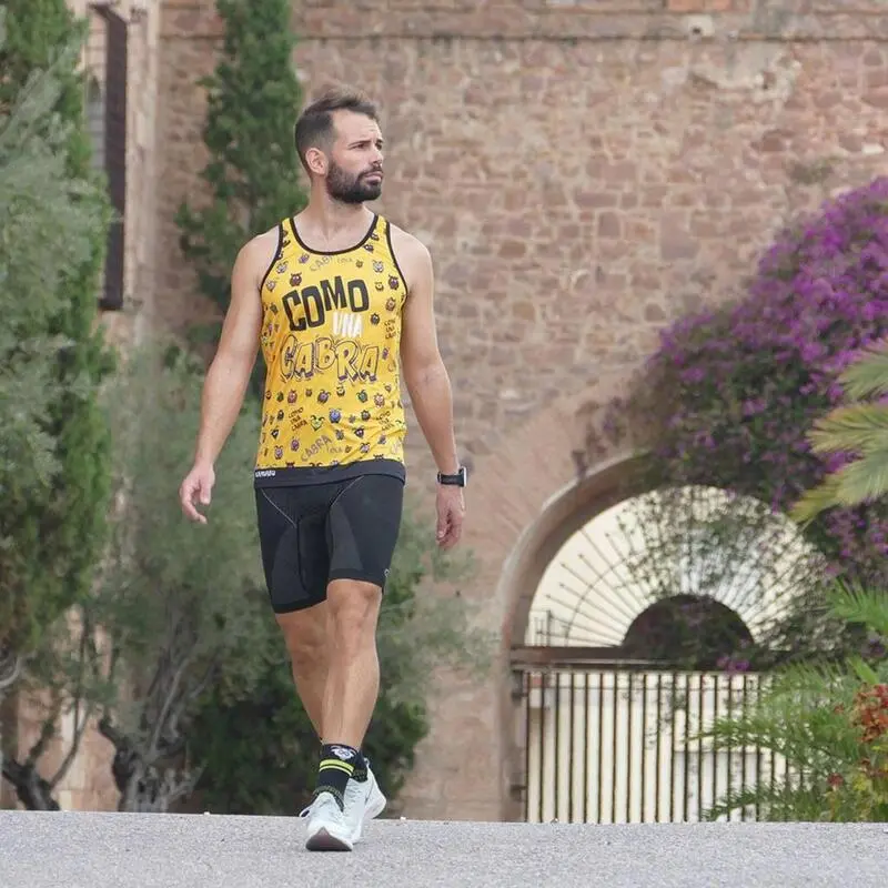 CAMISETA DE RUNNING #COMOUNACABRA Para HOMBRE - KAMUABU Amarilla De Tirantes 4 CAMISETA DE RUNNING #COMOUNACABRA Para HOMBRE - KAMUABU Amarilla De Tirantes - Imagen 4